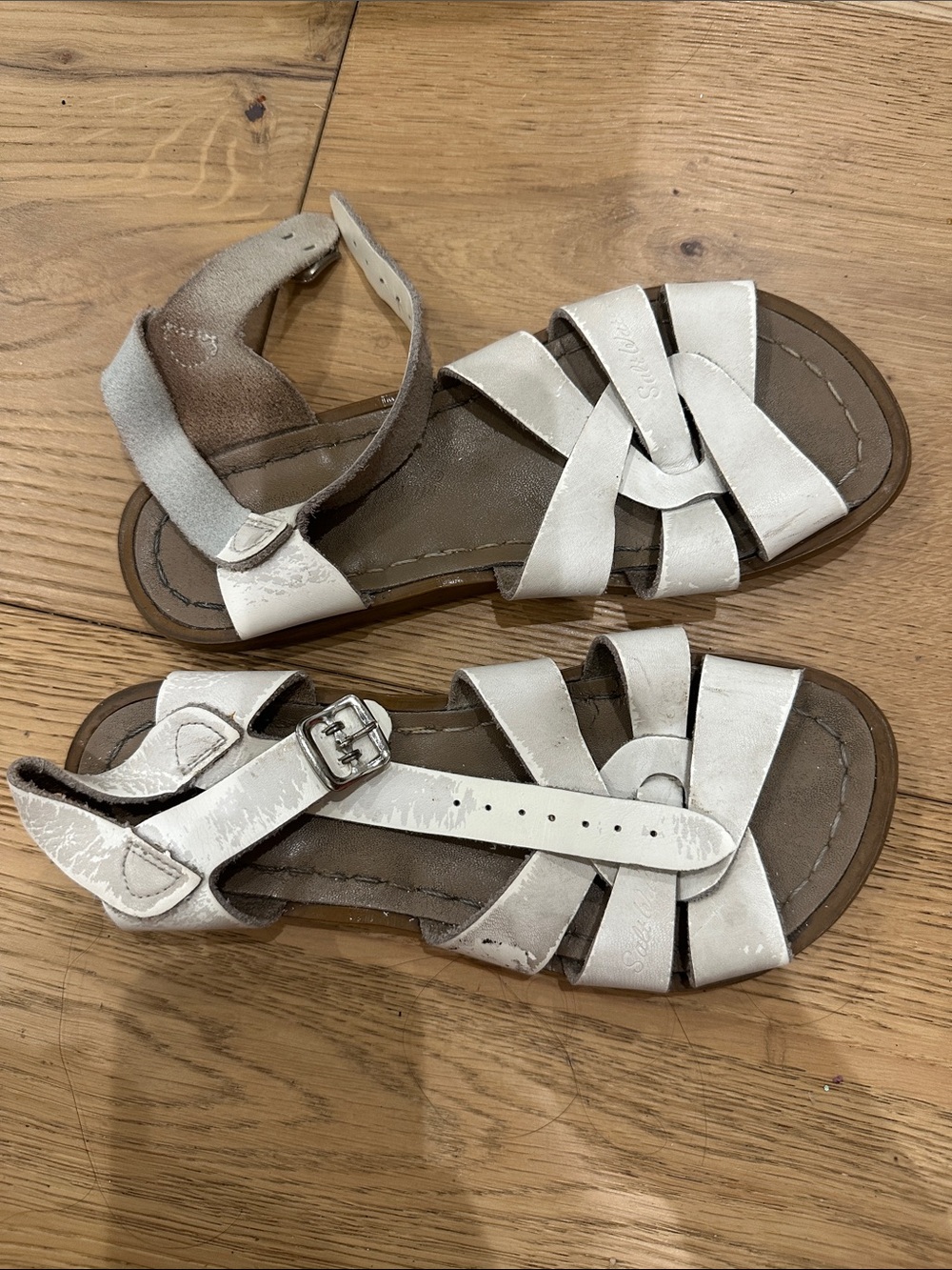Salt water sandals girls white 1 * fair condition